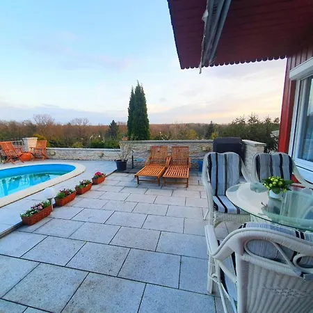 度假居 Idyllisches Mit Pool, Blick Und Grossem Grundstueck *